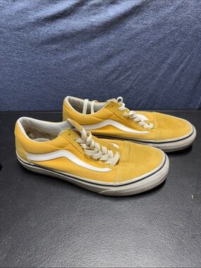 Vans Yellow Low-Top Old Skool Sneakers with White Stripe Mens 7. 5 women’s. 9